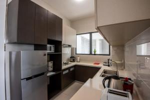 A Stylish 2BR Suite Water Views Free Parking
