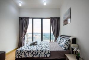 Chic 3BR in Danga Bay with Water Views & Parking