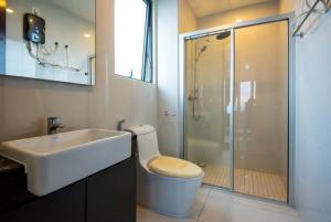 Chic 3BR in Danga Bay with Water Views & Parking