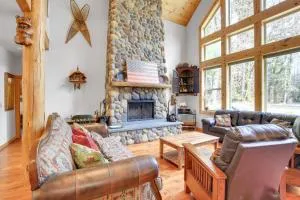 Peaceful Rhododendron Cabin with Fire Pit and Hot Tub! - Rhododendron