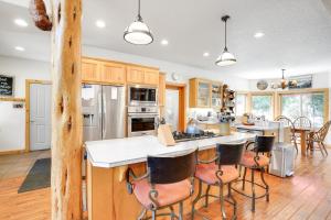 Peaceful Rhododendron Cabin with Fire Pit and Hot Tub!