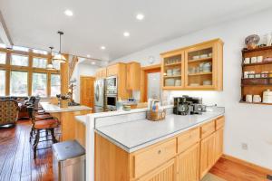 Peaceful Rhododendron Cabin with Fire Pit and Hot Tub!