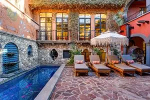 Casa Almira 5BR Luxury Home with Pool, Hot Tub & Rooftop - La Aurora
