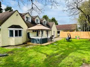 Rural Lodge stay In Windsor! Hot Tub! Sleeps 20 - Bray