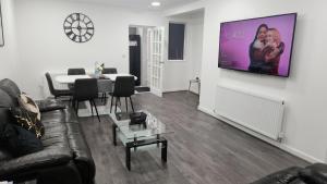 ETIHCITY - 3 Bedroom Semi - Free Parking near Etihad Stadium, Tourist attractions, Manchester City Centre, Transport and Motorway Links next to McDonalds - Sky n Netflix