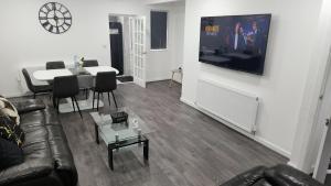 ETIHCITY - 3 Bedroom Semi - Free Parking near Etihad Stadium, Tourist attractions, Manchester City Centre, Transport and Motorway Links next to McDonalds - Sky n Netflix