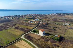 Family-friendly apartments with swimming pool Ljubac, Zadar - 21937 - 3hvězdičkové hotely ve městě Ražanac