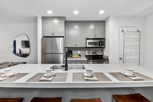 Top Floor Condo with Balcony - Steps To Lifts & Main Street condo