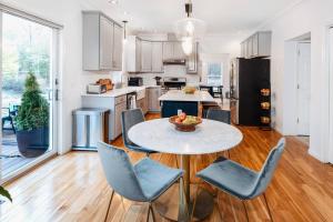 Woodstock Retreat- Heated PoolHot TubFirePit