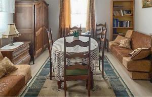 Amazing Home In Trynisze Moszewo