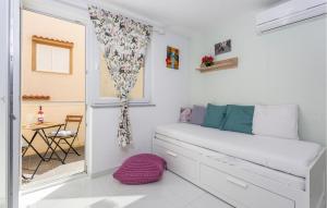 1 Bedroom Lovely Apartment In Crikvenica 