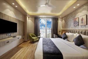 Saltstayz Premier - Near Golf Course Road & Sector 57