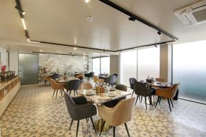 Saltstayz Premier - Near Golf Course Road & Sector 57