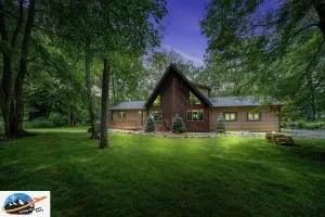 Mountain & Lake Escape w/ Hot Tub & Free Massages! - Blakeslee