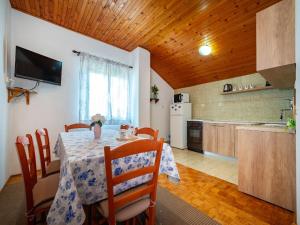 Apartment Matkos - with garden and terrace