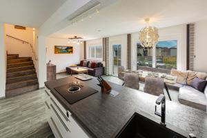 H19 - Modernes Ferienhaus 145qm, 3SZ, Wellnessbereich mit Sauna und Dachterrasse mit Panoramablick, Kühlen und Heizen mit Geothermie