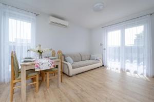 Beautiful Apartment with a Spacious Balcony in Wrocław by Noclegi Renters