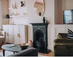 Pebble View - Central Cosy with Sea-Views