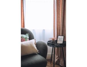 Pebble View - Central Cosy with Sea-Views