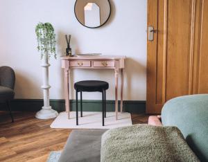 Pebble View - Central Cosy with Sea-Views