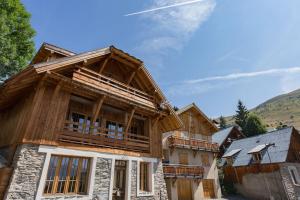 Chalets Chalet,14 p, 230m2,sauna,billard,source : photos des chambres