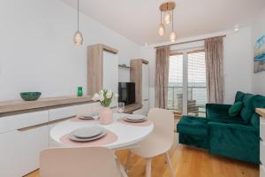 Nowa Letnica Apartament z Parkingiem i Balkonem przy Stadionie Polsat Plus Arena Gdańsk by Noclegi Renters