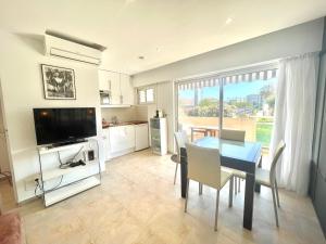 Copacabana beach, by Welcome to Cannes