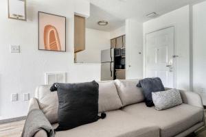 Blueground Gateway pool gym close to shops ATX-242