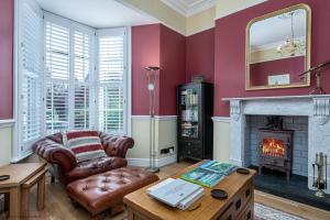 Abbey Lodge, Llandudno - Period Townhouse, 5 bedrooms & bathrooms, with Hot Tub & Private Parking