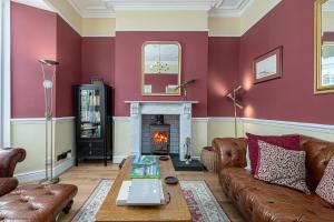 Abbey Lodge, Llandudno - Period Townhouse, 5 bedrooms & bathrooms, with Hot Tub & Private Parking