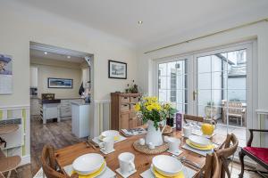 Abbey Lodge, Llandudno - Period Townhouse, 5 bedrooms & bathrooms, with Hot Tub & Private Parking