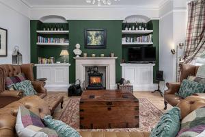 No22, Llandudno - Stylish & Cosy Period Apartment, with Hot Tub & Private Parking