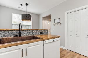 Sunny Retreat: Pool & Beach Near Condo