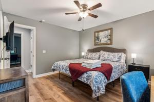 Sunny Retreat: Pool & Beach Near Condo