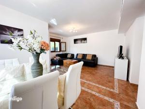 Bright 3-Bedroom Townhouse - Las Lomas - BAU01