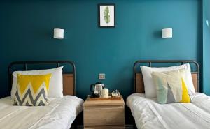 Twin Room with Bathroom room in Smart Hyde Park View Hostel