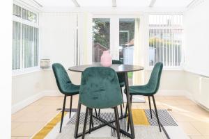 Stylish 3 Bed House Near Hospital, Racecourse, Free Parking