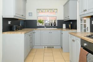 Stylish 3 Bed House Near Hospital, Racecourse, Free Parking
