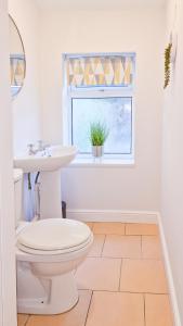 Stylish 3 Bed House Near Hospital, Racecourse, Free Parking