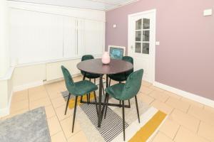 Stylish 3 Bed House Near Hospital, Racecourse, Free Parking