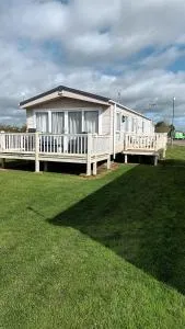 3 Bedroom caravan St osyth beach holiday park with free WiFi and parking - Great Clacton
