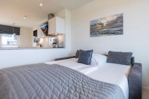 Ferienwohnung Nordseetraum direkt am Nordseedeich mit Blick auf den See