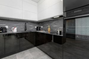 Black and Grey Ground Floor Apartment Close to the Beach by Renters