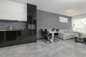 Modern Apartment Close to the Beach in Gdańsk by Noclegi Renters