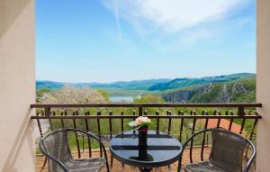 2 Bedroom Stunning Home In Lokvicici
