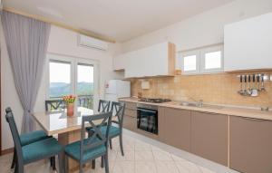 2 Bedroom Stunning Home In Lokvicici