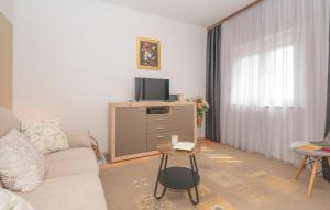 2 Bedroom Stunning Home In Lokvicici