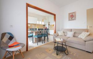 2 Bedroom Stunning Home In Lokvicici