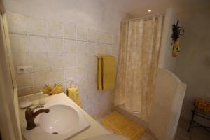 B&B / Chambres d'hotes LE MAS DES TARENTES Chambres d'hotes : Chambre Double - Vue sur Piscine