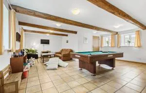 7 Bedroom Awesome Home In Rønde - Følle